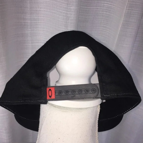 New Oakley Silver Flexfit Tech Flat Billed Hat - Picture 4 of 5